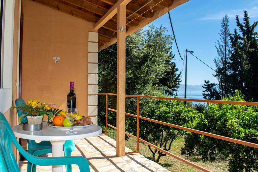 Takis & Eirini Family Apartments Perama Exterior foto