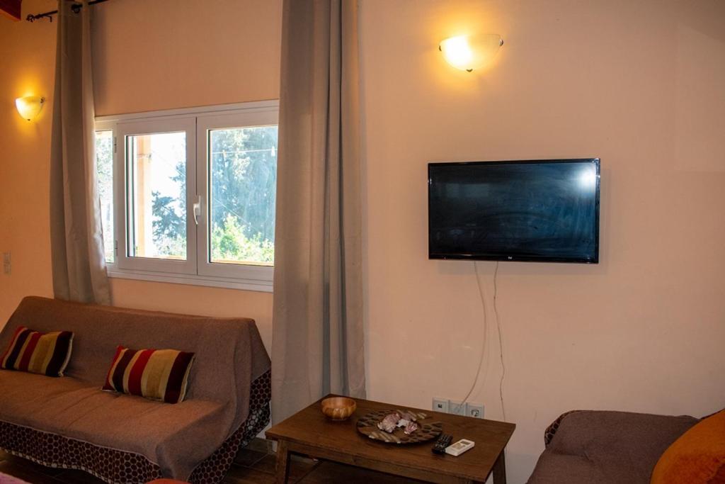 Takis & Eirini Family Apartments Perama Exterior foto