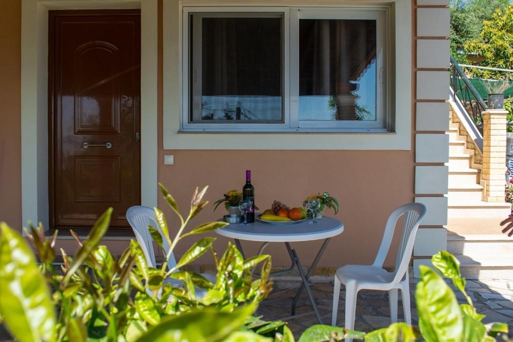Takis & Eirini Family Apartments Perama Exterior foto