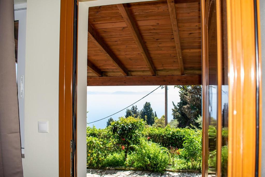 Takis & Eirini Family Apartments Perama Exterior foto