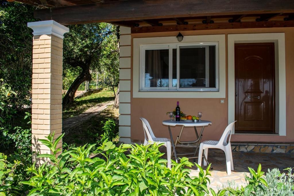 Takis & Eirini Family Apartments Perama Exterior foto