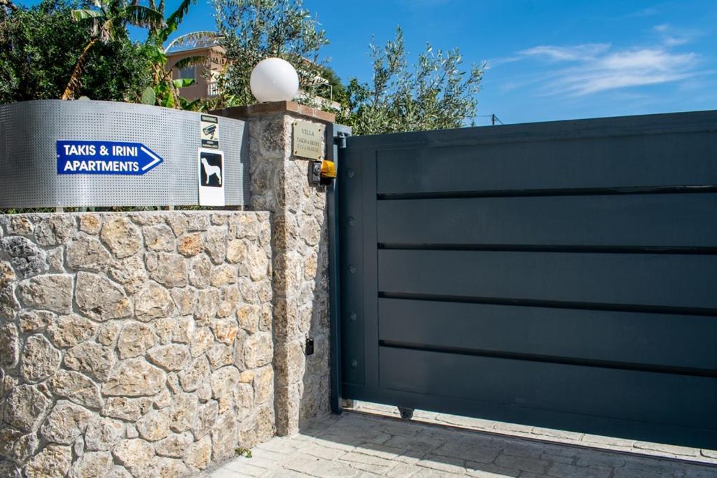 Takis & Eirini Family Apartments Perama Exterior foto